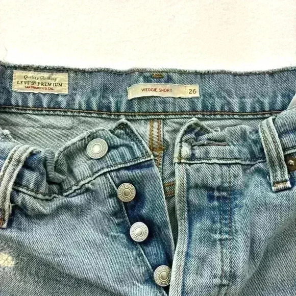 Levi’s Retro Highrise Butterfly Light Wash Distressed Wedgie Jean Shorts Size 26 - Picture 9 of 16